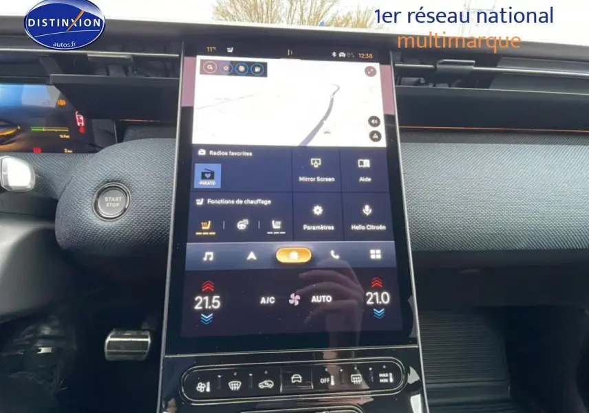 Vue intérieure centrée sur l'écran tactile vertical du tableau de bord du Citroën C5 Aircross bleu 2026.