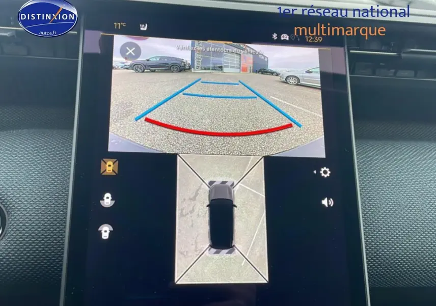 Écran tactile intérieur du Citroën C5 Aircross bleu montrant la caméra de recul et vue panoramique 360° du véhicule.