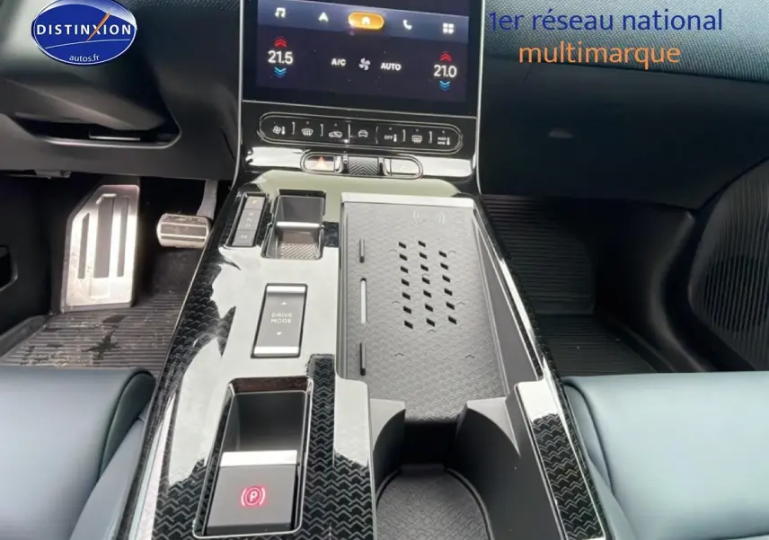 Vue rapprochée de la console centrale noire brillante du Citroën C5 Aircross avec écran tactile et commandes de climatisation.