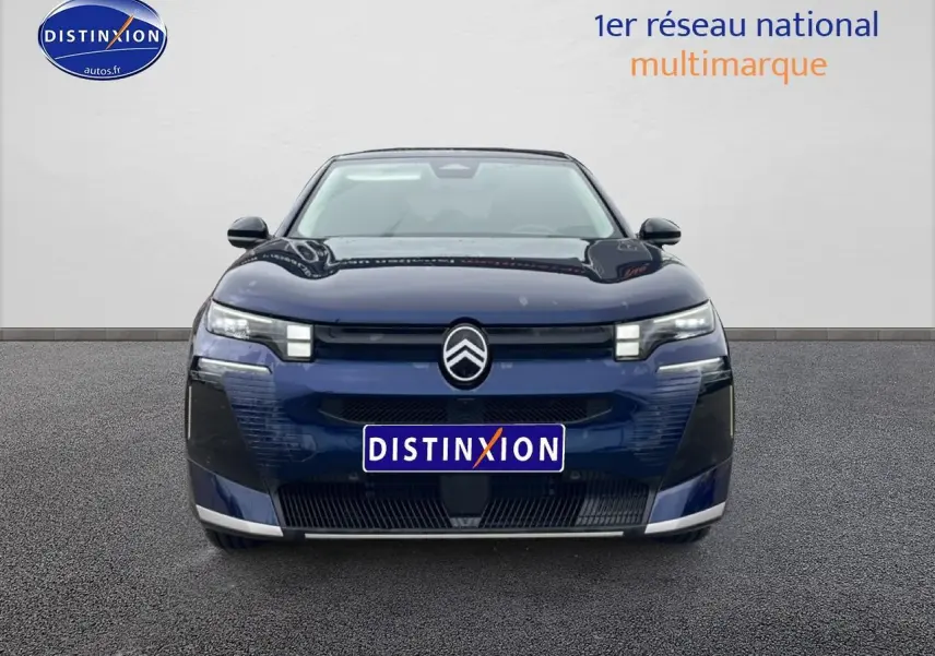 Vue frontale d'un Citroën C5 Aircross bleu 2026 avec calandre moderne et phares LED distinctifs.