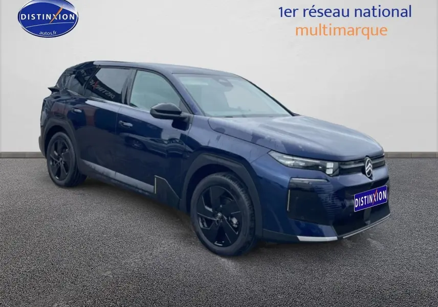 Citroën C5 Aircross bleu en 3/4 avant droit avec jantes noires et calandre distinctive.