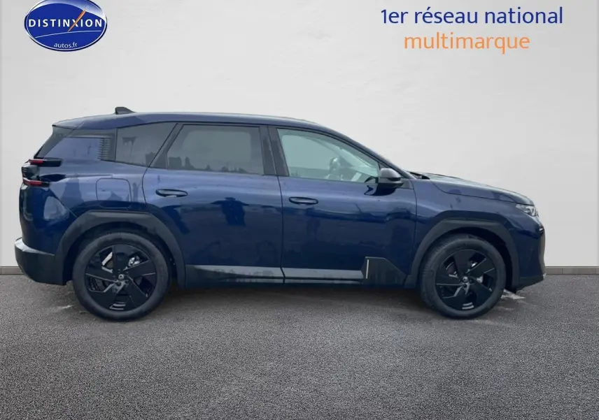 Profil côté gauche d'un Citroën C5 Aircross bleu 2026 avec jantes noires et vitres arrière teintées.