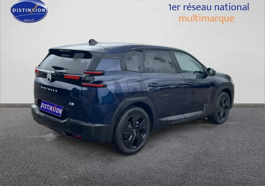 Vue 3/4 arrière droite d'un Citroën C5 Aircross bleu 2026 avec feux arrière LED et jantes noires distinctives.