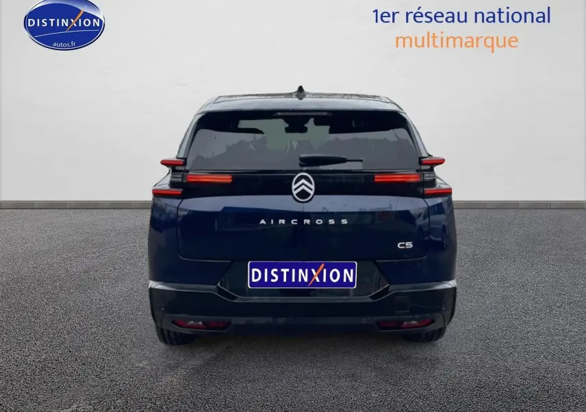 Vue arrière d'un Citroën C5 Aircross bleu 2026 avec feux LED horizontaux et logo central blanc.