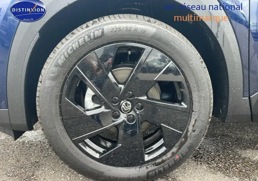 Gros plan sur la roue avant gauche noire et jante 19 pouces du Citroën C5 Aircross bleu 2026.