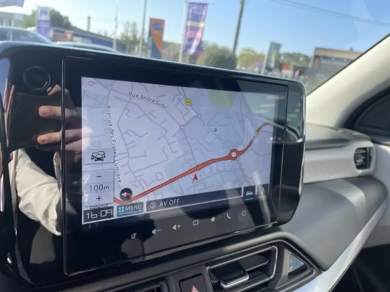 Écran tactile du système de navigation du Suzuki Swift 2024, vue intérieure côté droit avec tableau de bord gris clair.