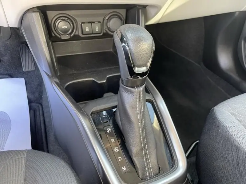 Gros plan sur le levier de vitesse automatique en cuir noir de la Suzuki Swift 2024, intérieur sobre et fonctionnel.