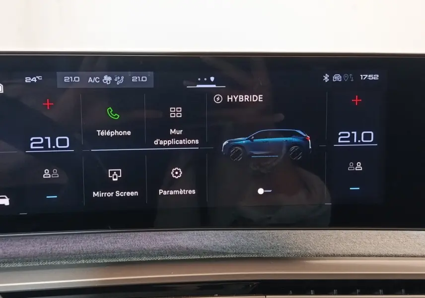 Écran tactile central du tableau de bord du Peugeot 5008 hybride rechargeable, affichage multifonctions en mode hybride.