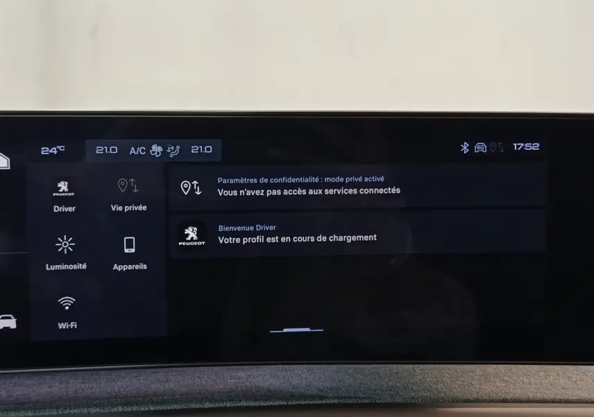 Écran tactile central de la Peugeot 5008 gris clair affichant les paramètres de confidentialité et profil conducteur.