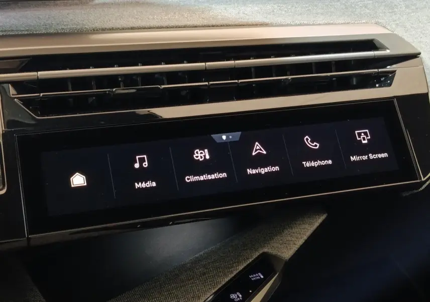 Écran tactile central du tableau de bord du Peugeot 5008 gris clair, affichant les menus média, climatisation et navigation.
