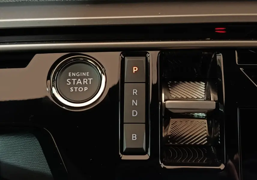 Détail intérieur montrant le bouton start/stop et la commande de boîte automatique du Peugeot 5008 gris clair 2026.