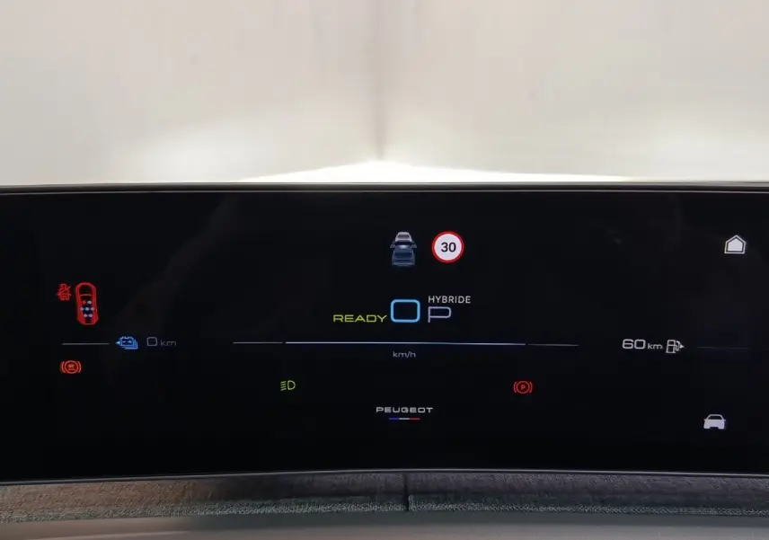 Affichage numérique du tableau de bord du Peugeot 5008 hybride, avec indication vitesse et mode prêt.