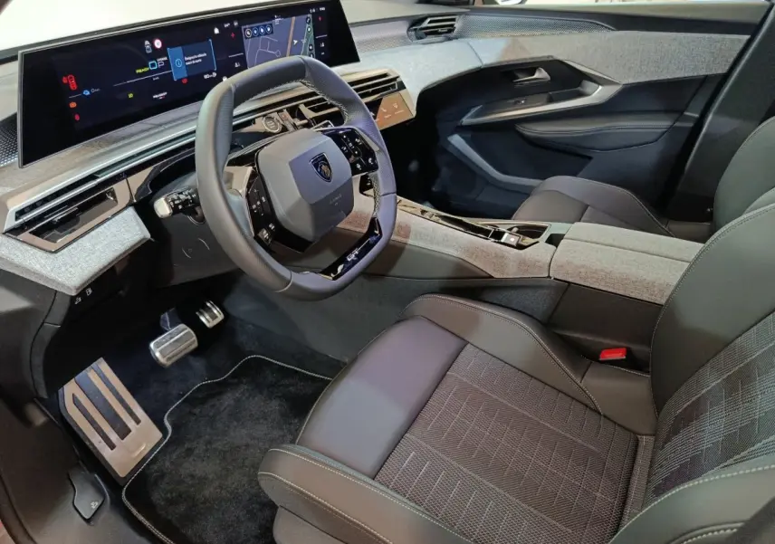 Vue intérieure côté conducteur du Peugeot 5008 1.6 PHEV 195 E-DCS7 GT 2026, tableau de bord numérique et volant cuir.