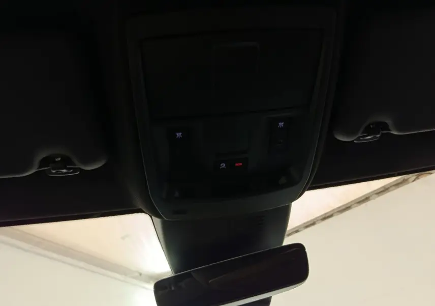 Vue intérieure du plafonnier et rétroviseur central du Peugeot 5008 gris clair, version hybride rechargeable 2026.