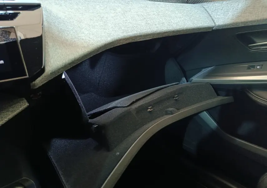 Vue intérieure côté passager du Peugeot 5008 1.6 PHEV 195 E-DCS7 GT 2026, boîte auto, boîte à gants ouverte.