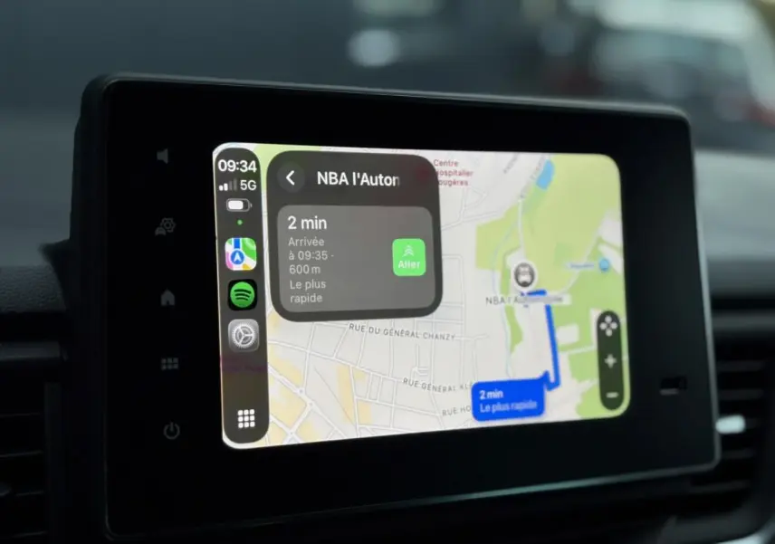 Écran tactile du système de navigation NissanConnect affichant un itinéraire dans un Nissan Primastar Combi 2025.