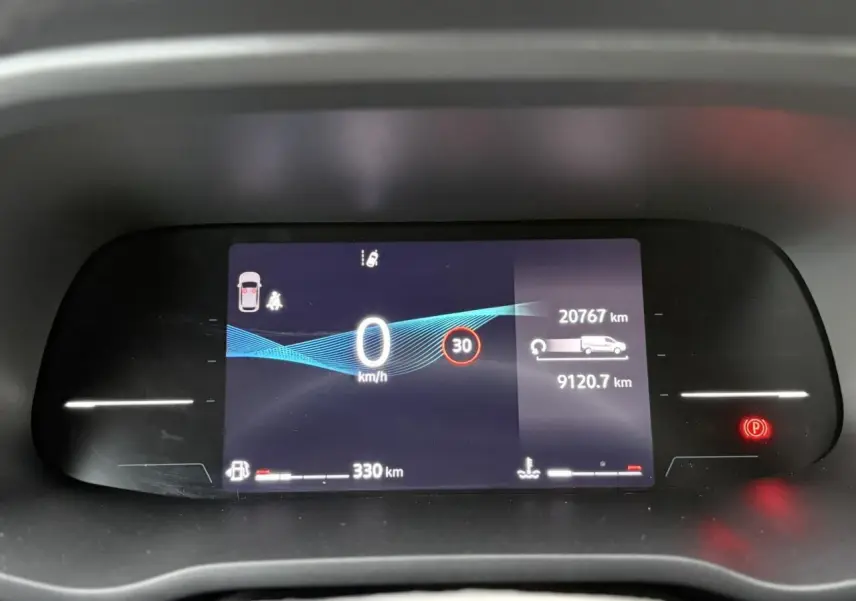 Tableau de bord numérique du Nissan Primastar Combi noir, affichant 0 km/h et 20 767 km au compteur.