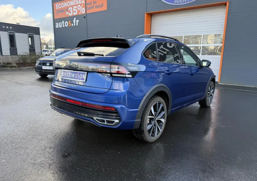 Volkswagen Taigo bleu récif métallisé vu 3/4 arrière droit avec jantes alliage noires brillantes Misano