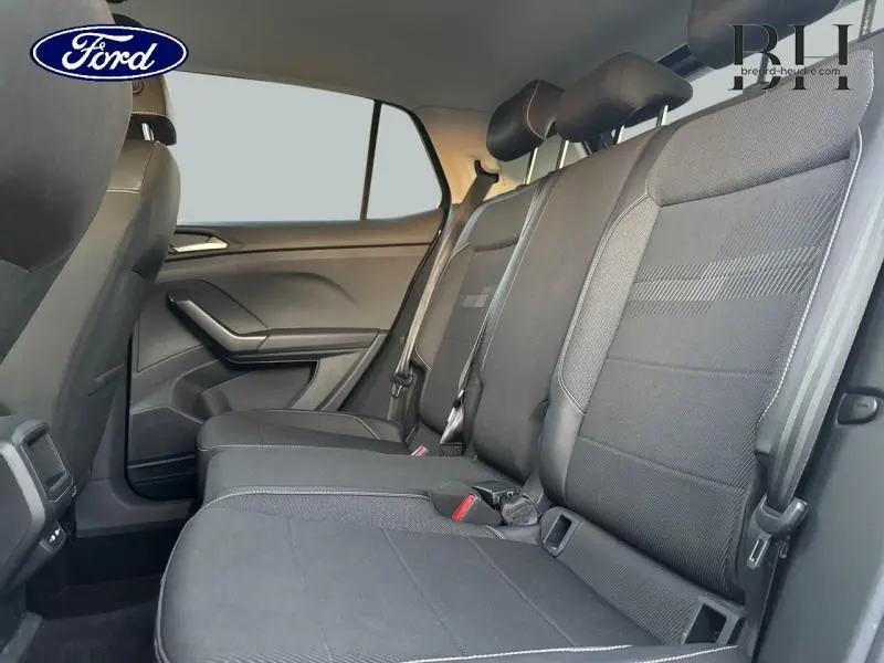 Vue intérieure des sièges arrière noirs du Volkswagen T-Cross 1.0 TSI 110ch Lounge Business de 2022, côté droit.