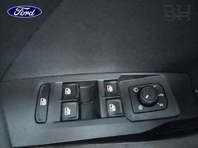 Panneau de commandes des vitres et rétroviseurs côté conducteur du Volkswagen T-Cross noir nacré, vue intérieure rapprochée