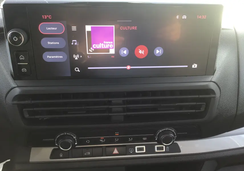 Gros plan sur l’écran tactile central et la console de commande du Fiat Scudo Fourgon blanc 2024 avec climatisation et connectivité.