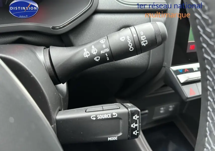 Détail des commandes au volant côté gauche du tableau de bord d’un Renault Captur gris rafale 2025.