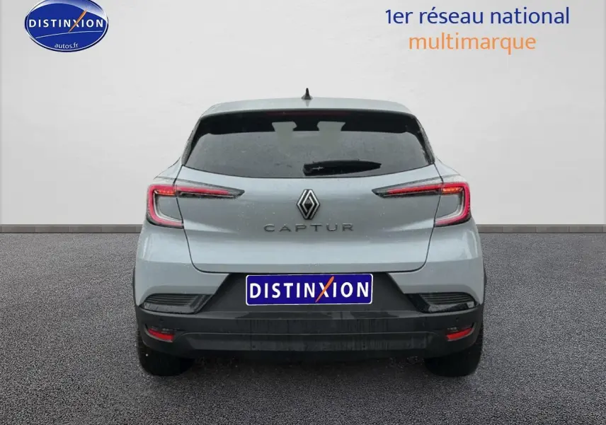 Vue arrière d'un Renault Captur gris rafale 2025 avec feux LED et logo central bien visibles.