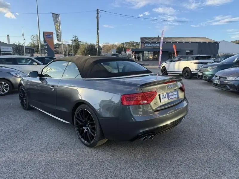 Audi A5 Cabriolet gris métal vue 3/4 arrière droit avec capote noire et jantes noires S-Line.