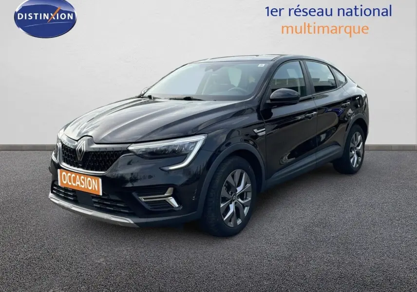 Renault Arkana noir métal en 3/4 avant droit, SUV hybride avec calandre marquée et jantes alliage.
