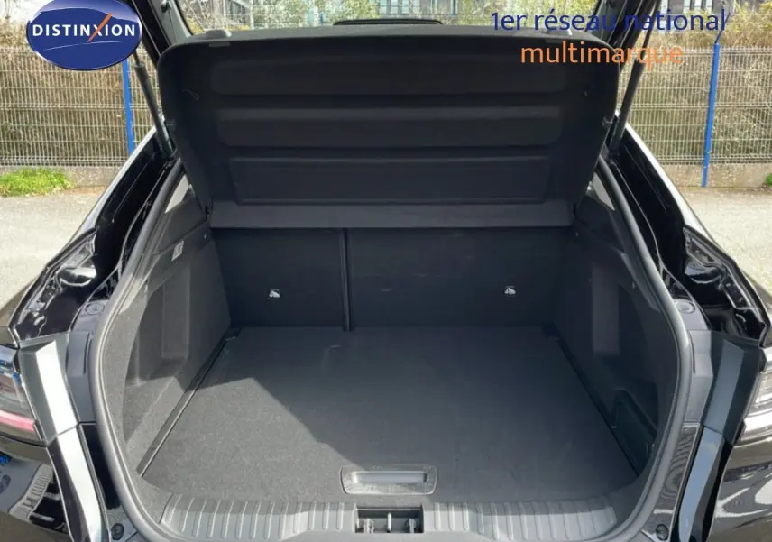 Coffre ouvert en vue arrière d’un Renault Arkana noir métal 2024, espace de chargement vide et propre.