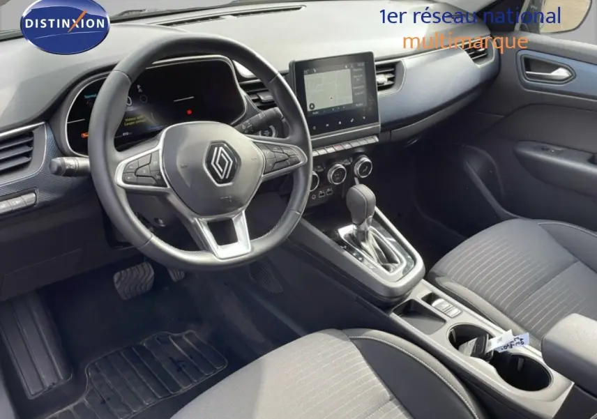Vue intérieure avant du Renault Arkana 2024 noir métal, montrant le volant multifonction, l'écran tactile central et la console avec boîte automatique.