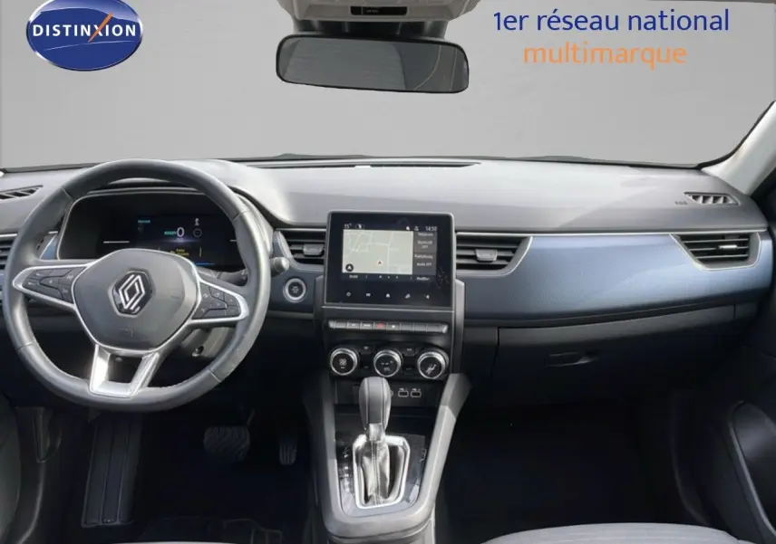 Vue intérieure avant du tableau de bord noir et gris du Renault Arkana 2024 avec écran tactile central et volant multifonction.