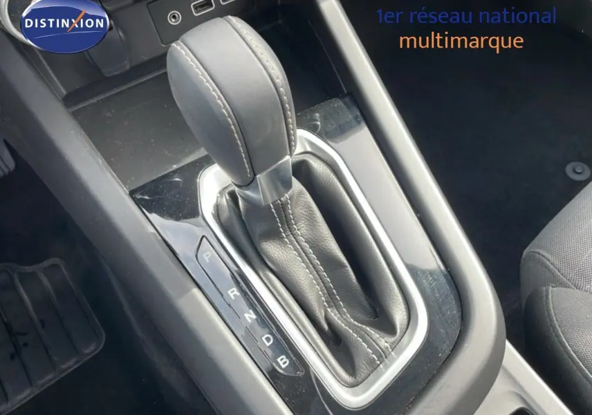 Gros plan sur la commande de boîte automatique noire du Renault Arkana 1.6 E-TECH Full Hybrid 2024, intérieur tissu gris.