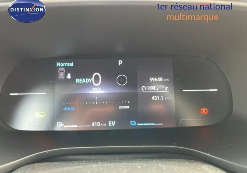 Tableau de bord numérique du Renault Arkana 2024, affichant la vitesse à 0 km/h et l'autonomie électrique.