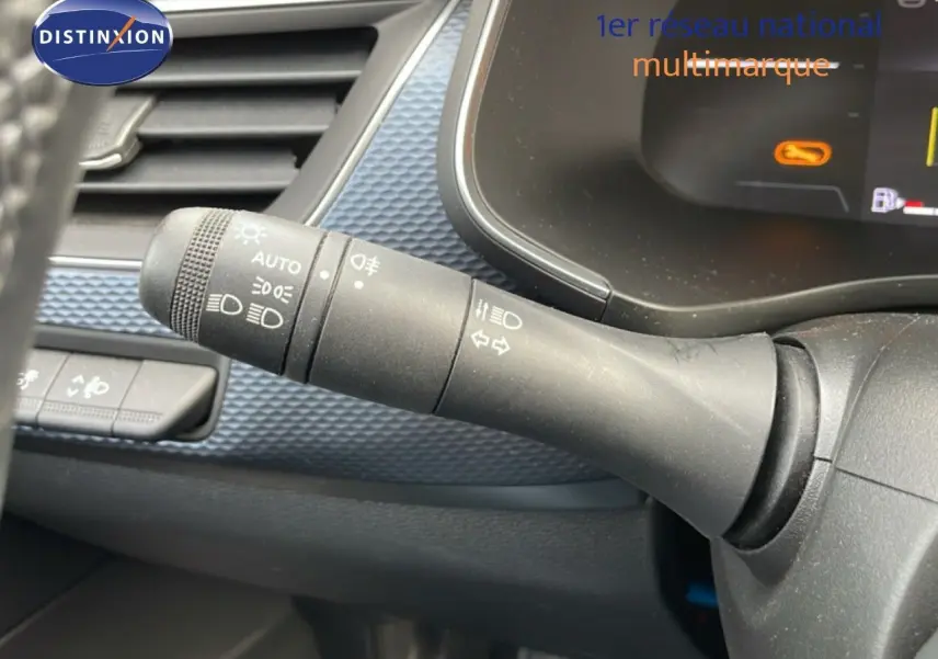 Détail du commodo d'éclairage côté gauche dans l'habitacle du Renault Arkana noir métal 2024.