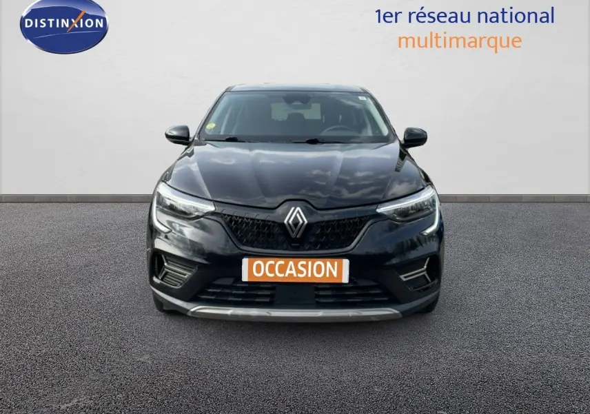 Vue avant d’un Renault Arkana noir métal 2024 avec calandre et phares LED distinctifs, sur fond neutre.