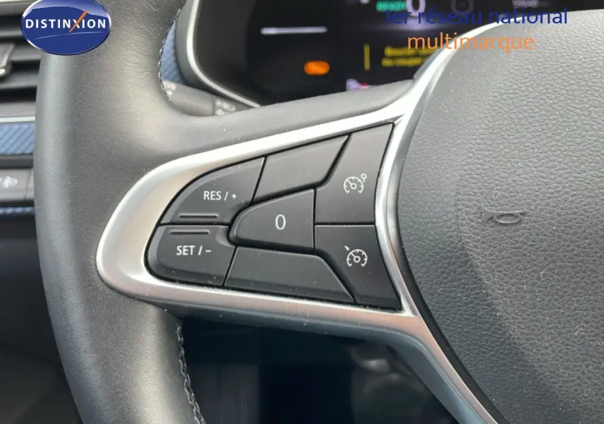 Gros plan sur les commandes au volant côté gauche du Renault Arkana noir métal, avec boutons de régulateur de vitesse.