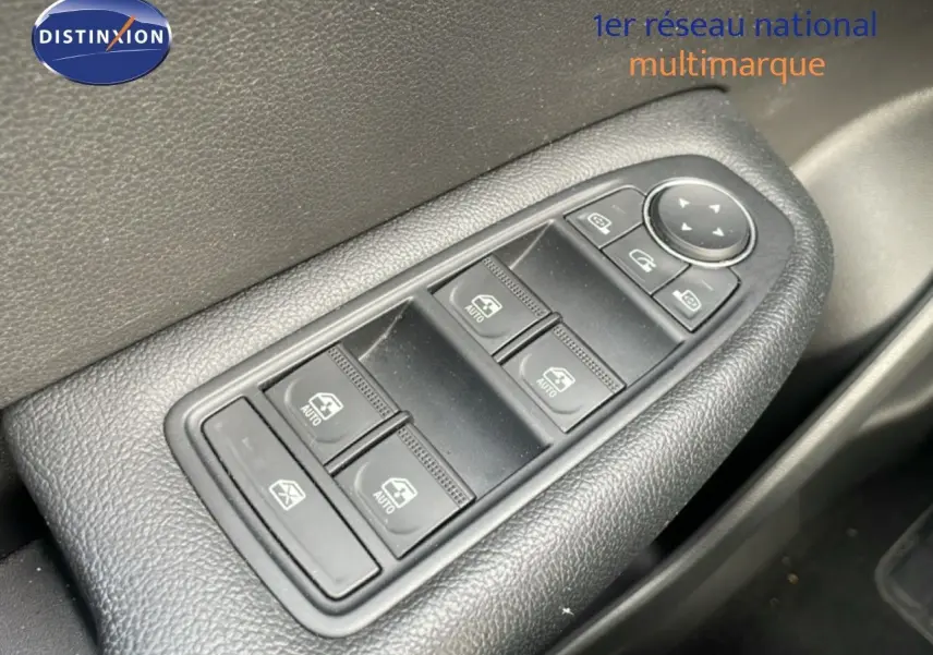 Gros plan sur les commandes de lève-vitres et rétroviseurs côté conducteur d'une Renault Arkana noire 2024.