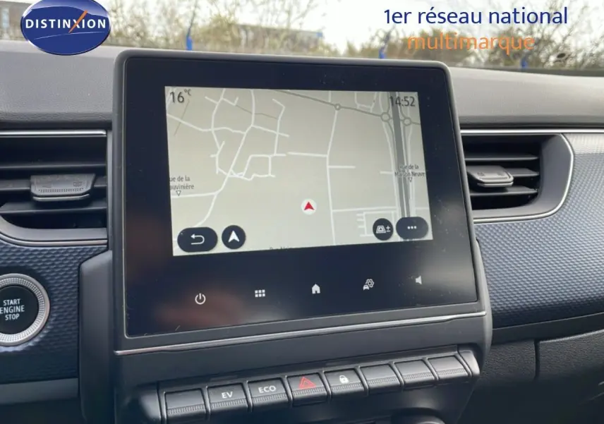 Vue intérieure centrée sur l'écran tactile du système de navigation du Renault Arkana noir métal 2024.
