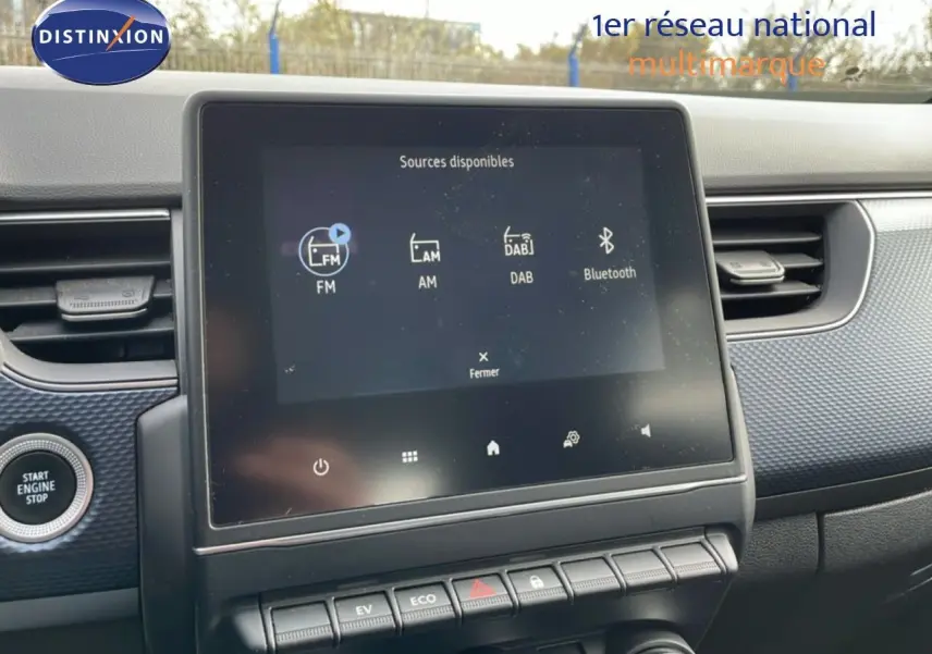 Écran tactile central avec options FM, AM, DAB et Bluetooth dans l’habitacle noir du Renault Arkana 2024.