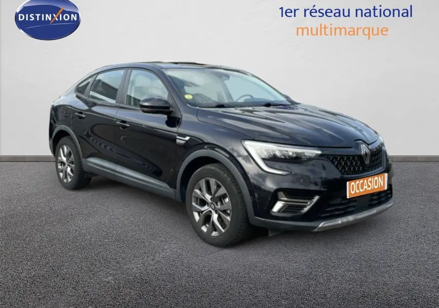 Renault Arkana noir métal en 3/4 avant droit, SUV hybride avec jantes alliage et calandre distinctive.