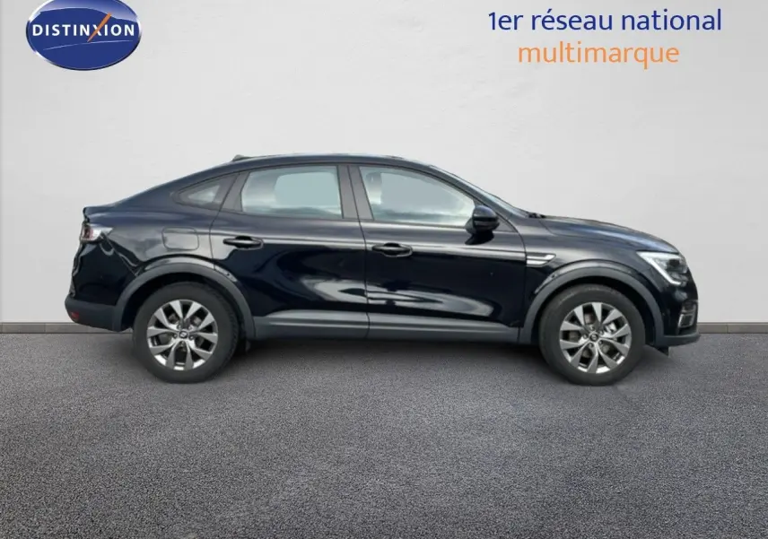 Profil côté gauche du Renault Arkana noir métal 2024, mettant en valeur sa silhouette dynamique et ses jantes alliage.