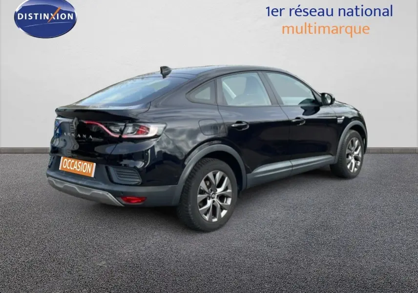 Vue 3/4 arrière droite d’un Renault Arkana noir métal 2024 avec feux LED et jantes alliage.