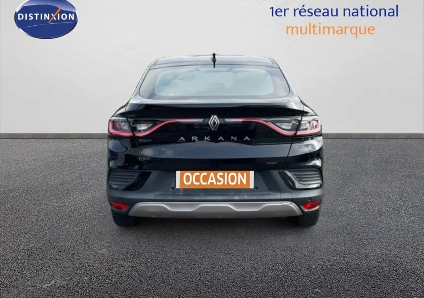 Vue arrière d'une Renault Arkana noire métal 2024 avec feux LED reliés par un bandeau lumineux rouge.