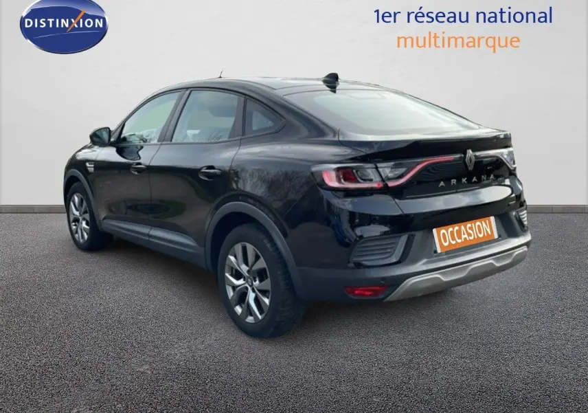 Renault Arkana noir métal en 3/4 arrière droit, mettant en valeur ses feux arrière LED et son design coupé SUV.