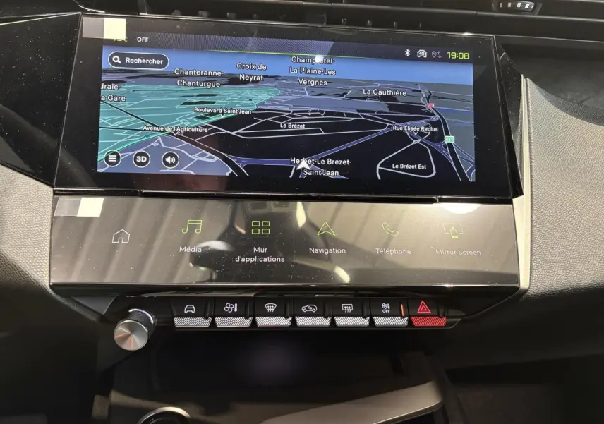Détail de la console centrale avec écran tactile de navigation et commandes tactiles du Peugeot 308 GT noir métallisé.