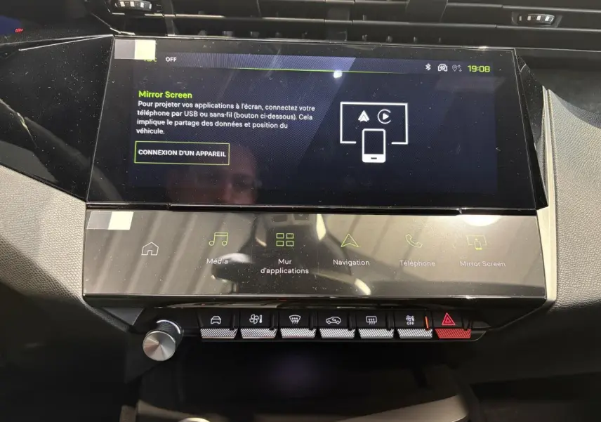 Écran tactile central de la Peugeot 308 GT 2026 noir métallisé, vue rapprochée de la console multimédia.