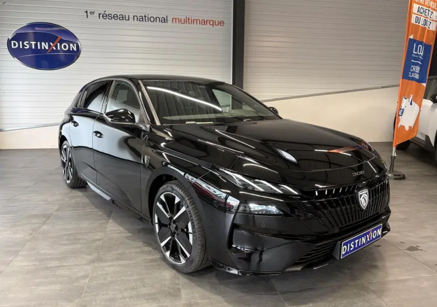 Peugeot 308 noir métallisé vue 3/4 avant droit en intérieur, avec calandre et jantes alliage distinctives.