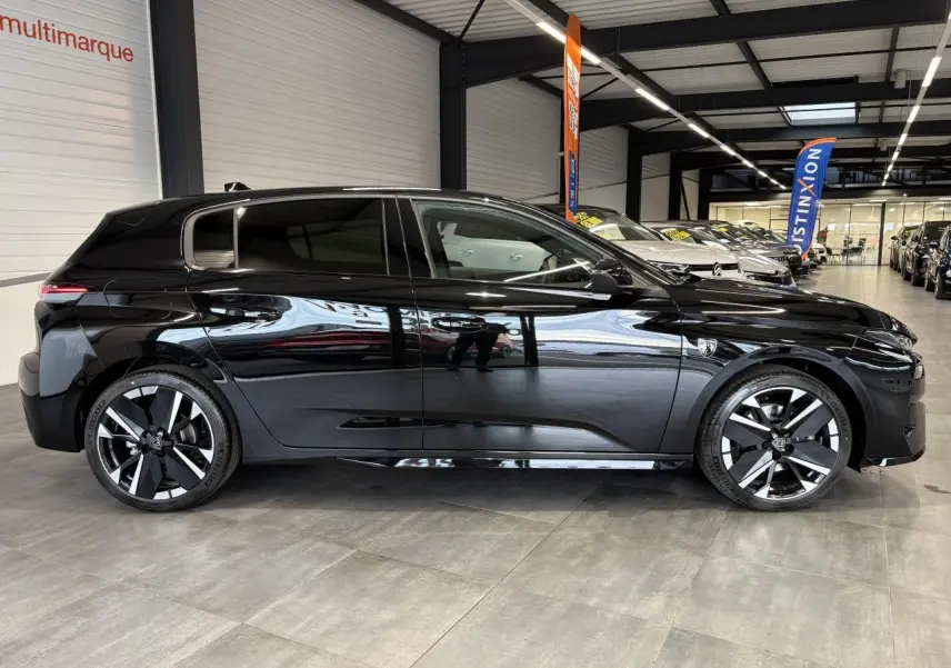Peugeot 308 noir métallisé vue de profil côté gauche, avec jantes alliage bi-tons et vitres surteintées.