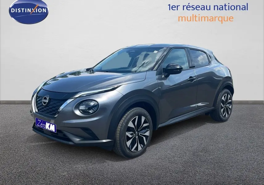 Nissan Juke Hybrid gris squale métal en vue 3/4 avant droit, soulignant ses jantes modernes et son design compact.